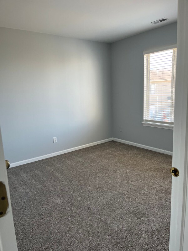 Building Photo - 688 Edward Dr