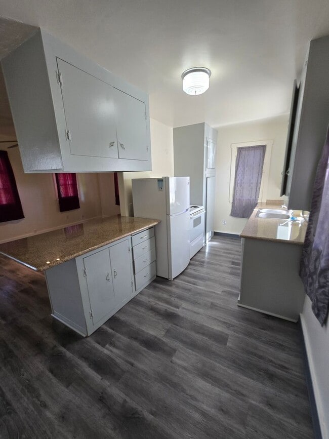 Building Photo - Pet Friendly 2 Bedroom House with a Storag...