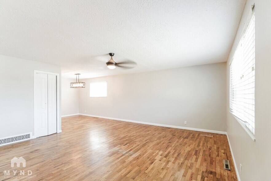 Building Photo - 381 Marquette Dr