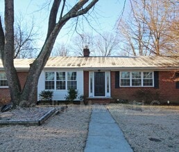 Building Photo - 16 Ashwood Ave