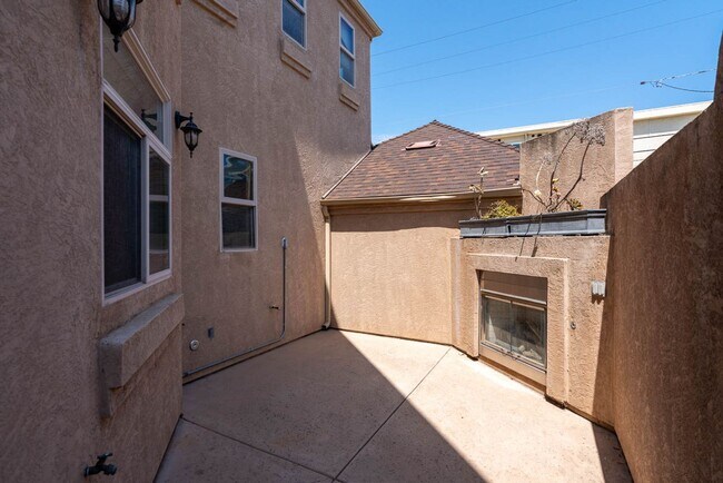 Building Photo - 3 Bedroom Townhome in Crown Point – Pacific Beach