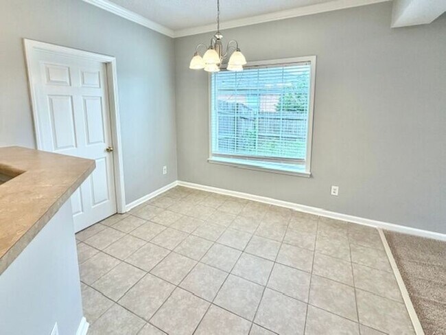 Building Photo - Spacious 4 bedroom with den available now in Cordova.