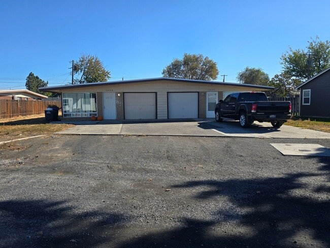 Building Photo - 2 Bedroom Duplex Apartment Available July !