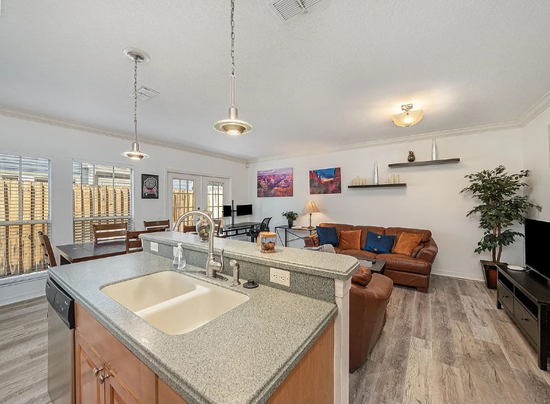 Building Photo - 402 S Willow Ave