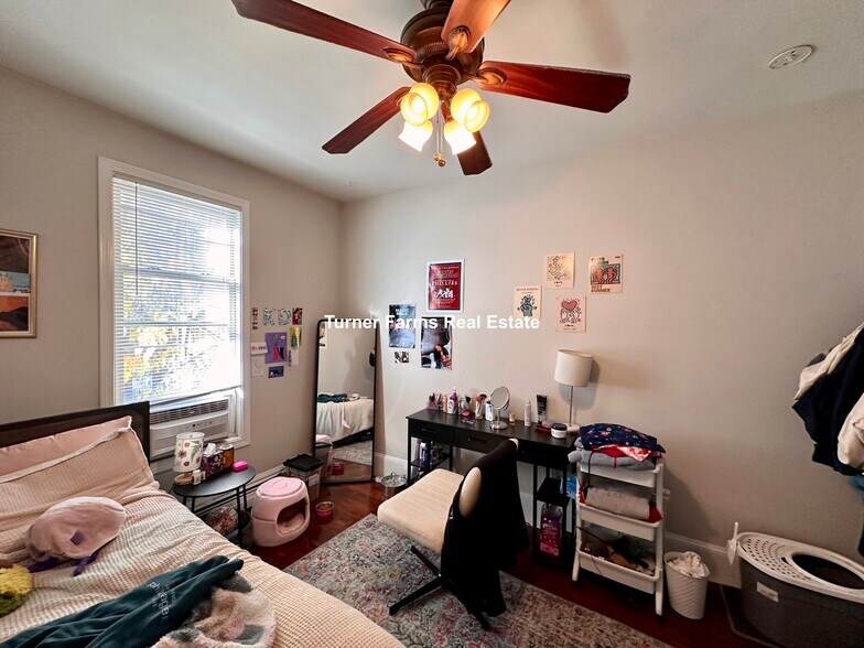 Building Photo - 717 Parker St