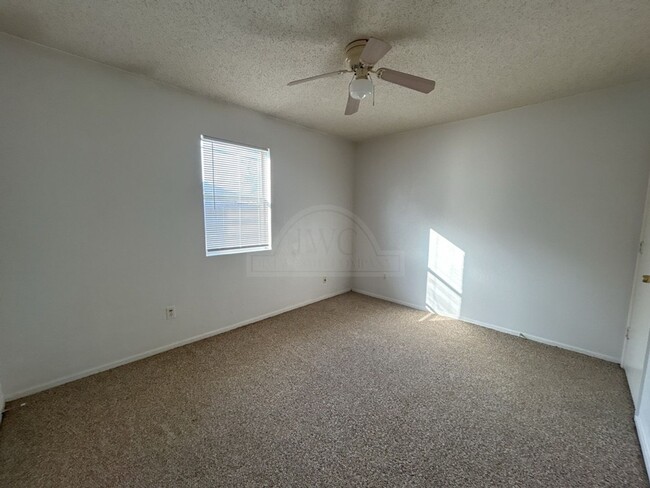 Building Photo - **2 WEEK FREE RENT***3103 Thoroughbred, Ki...