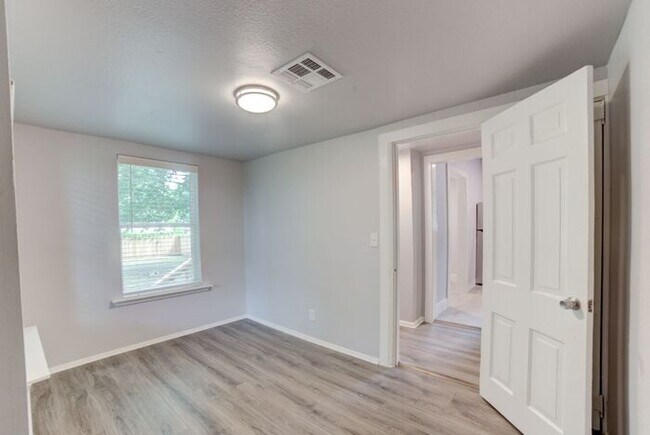 Building Photo - Charming Craftsman 3/1 Home Next To TU!