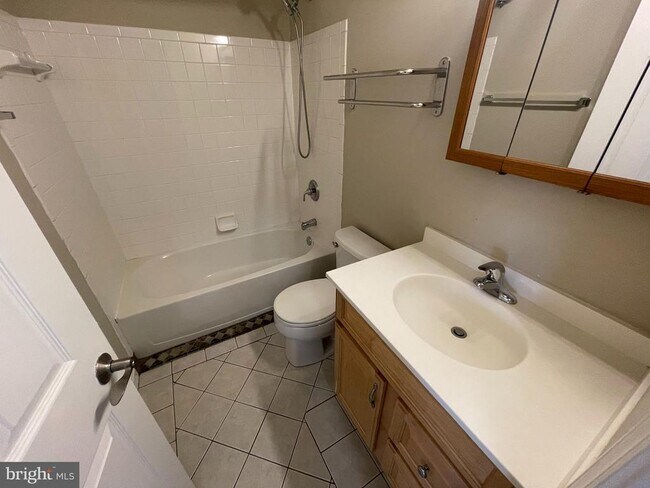 Building Photo - 5729 Goldfinch Ct