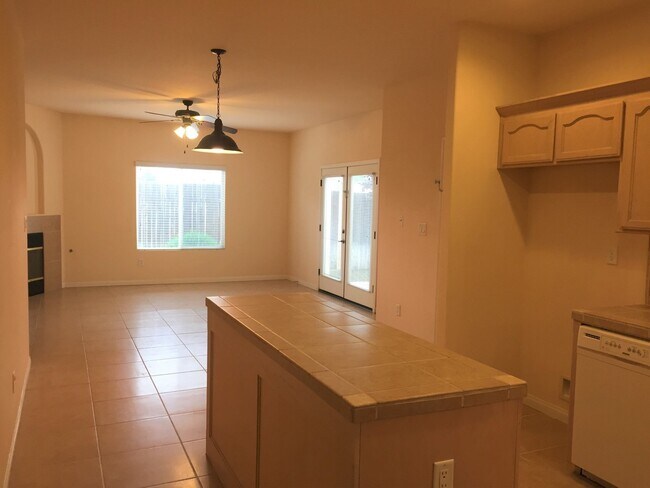 Building Photo - Wonderful 4+2 located North of Stockdale H...