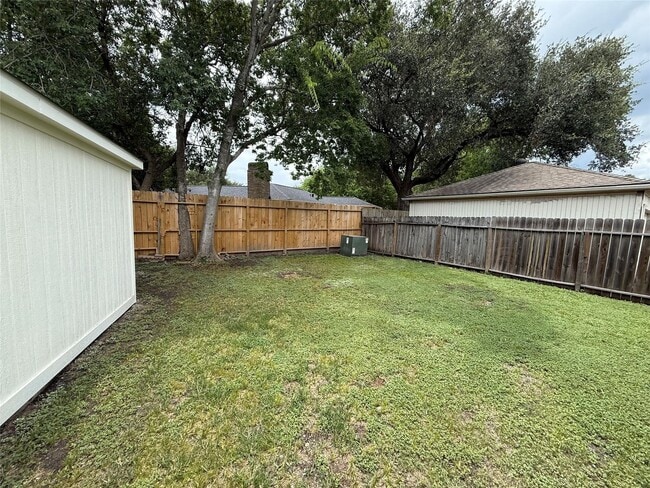 Building Photo - 2206 Round Lake Dr