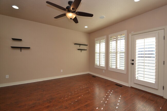 Building Photo - Stunning 6 bedroom 3 bathroom home in Daybreak South Jordan!!!