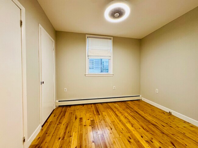 Building Photo - 11 W 44th St