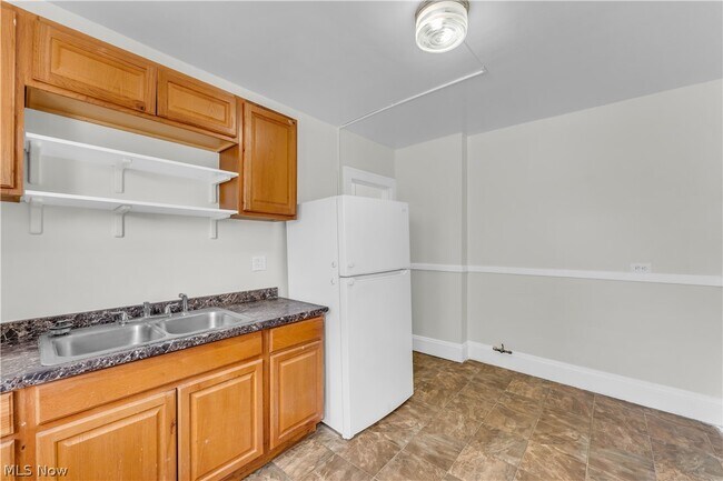 Building Photo - 954 E 239th St