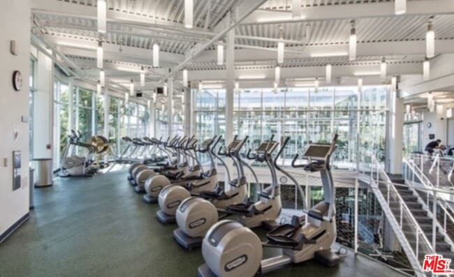 Building Photo - 6400 Crescent Prk E