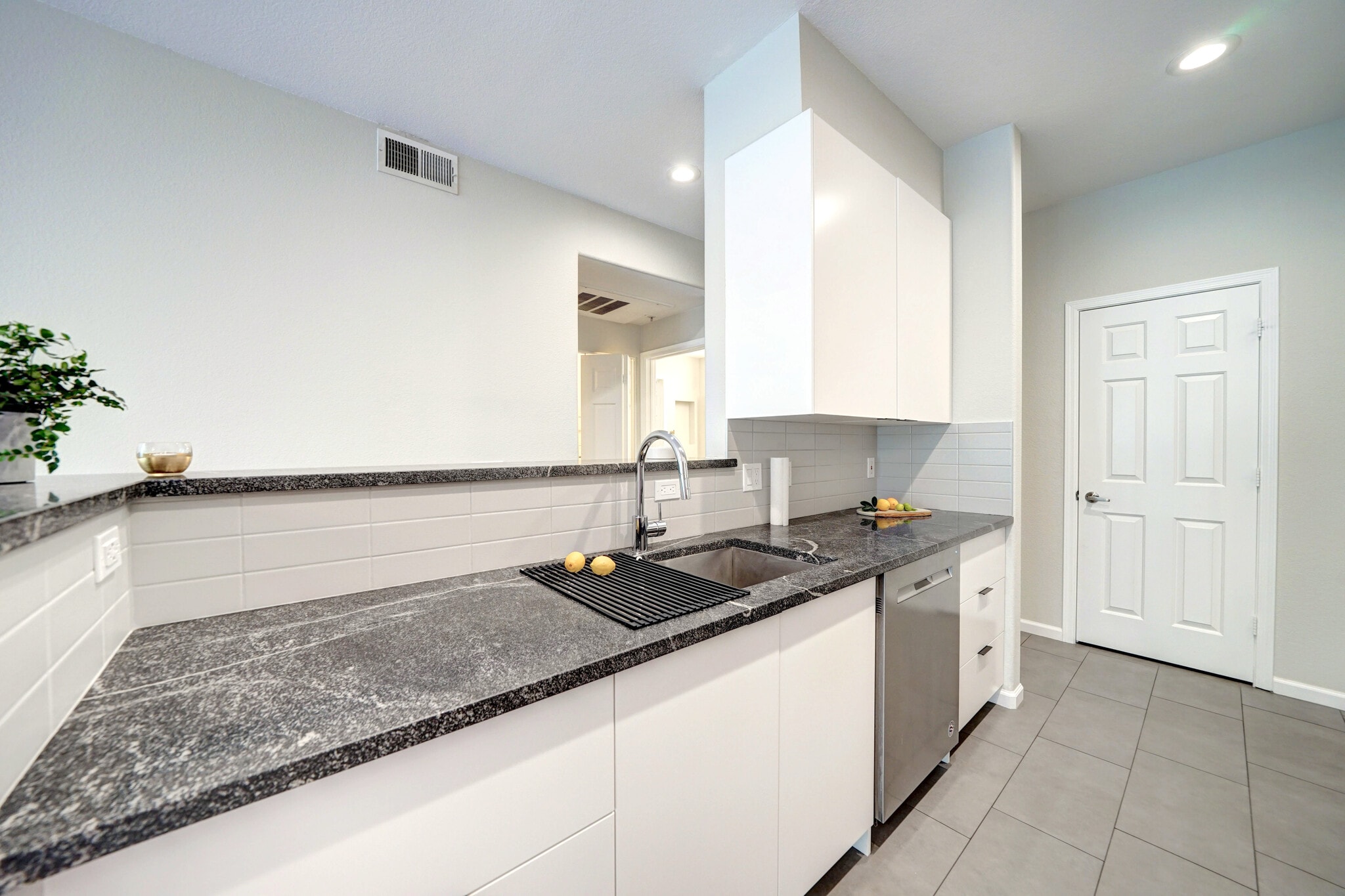 Kitchen with large sink and dishwasher - 435 W Rio Salado Pky