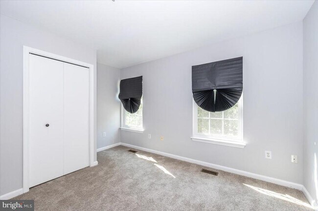 Building Photo - 161 Heathfield Dr