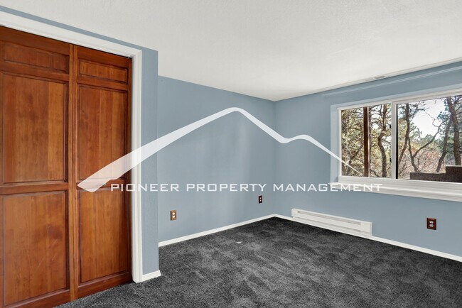 Building Photo - 5 bedroom, 3.5 bath home in North West Colorado Springs