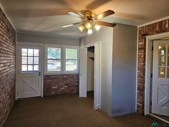 Building Photo - 1801 Eastridge Dr