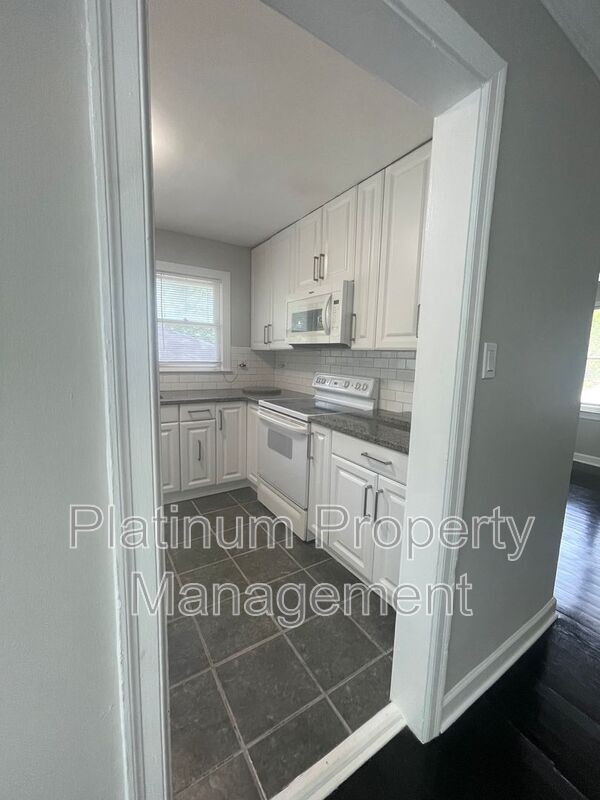 Building Photo - 3485 Maplehurst Dr