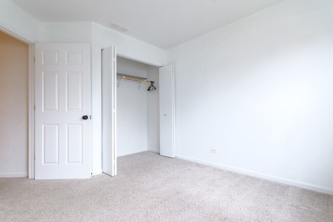 Building Photo - 261 Springbrook Trail S