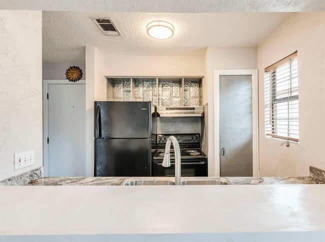 Building Photo - 516 S Park Dr