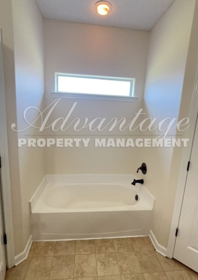 Building Photo - Spacious, Remodeled Home in Cordova