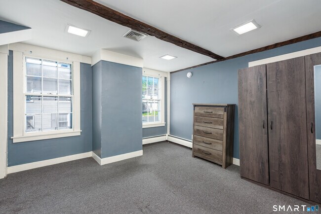 Building Photo - 163 College St