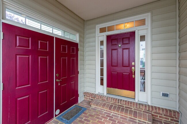 Building Photo - Spacious, Light-Filled Home in the Desirable Broadlands