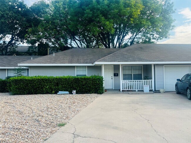 Primary Photo - 1101 Justin Ln