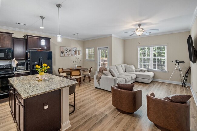 Building Photo - 3 Bedroom Townhome Across from Richmond Hill Golf Club