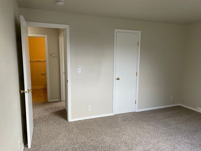 Building Photo - Orchard St Triplex