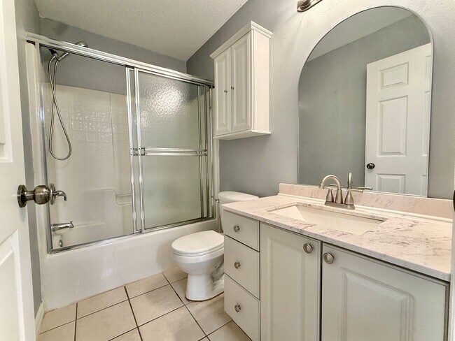 Building Photo - 2BR 2BA Updated Duplex in Sebastian Highlands