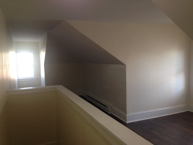 Building Photo - Great Home! Spacious and Updated! Wood Flooring! New Window! Eat-in-Kitchen! Yard!