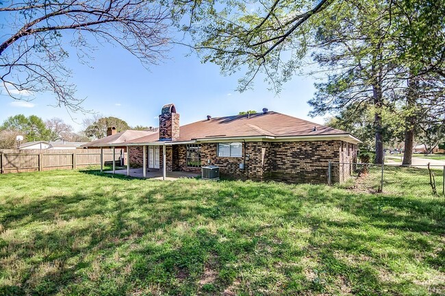 Building Photo - 1407 Akron Dr