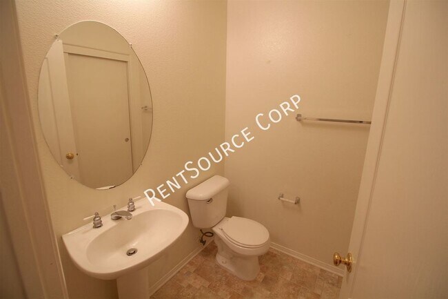 Building Photo - 3 Bedroom Townhome For Rent in Canyon Park...
