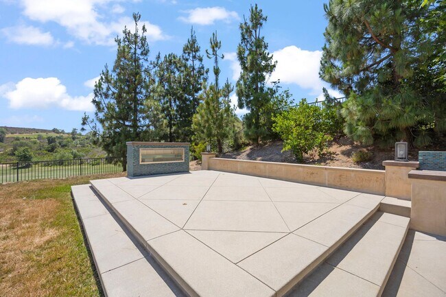 Building Photo - Exquisite Luxury Living in the Moorpark Co...