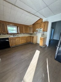 Building Photo - 3 Bedroom 2 Bath with Oversized Yard!