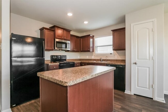 Building Photo - 3004 Oak Ln