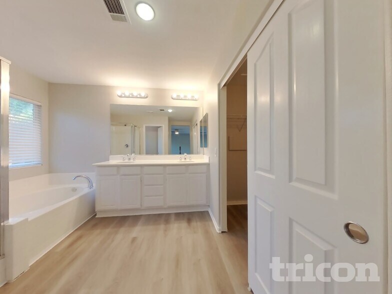 Building Photo - 33558 Iris Ln