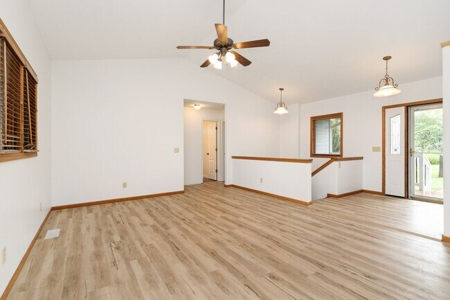 Building Photo - Large Family home For rent!