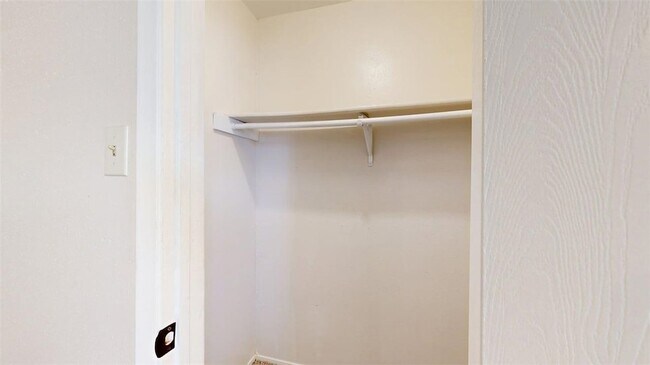 Building Photo - 301 Manuel Dr