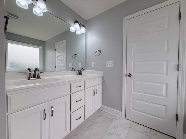 Building Photo - Spacious 3 Bedroom Home on 1 Acre Lot!