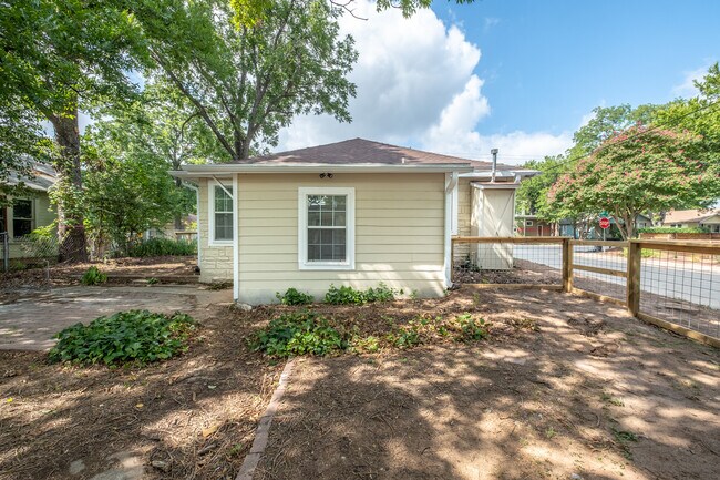 Building Photo - Charming East Austin 2BR w/ Character & Walkable Location