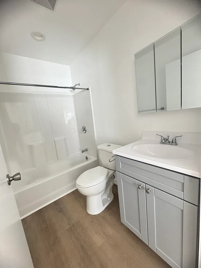 Building Photo - 1327 E Kingsley Ave