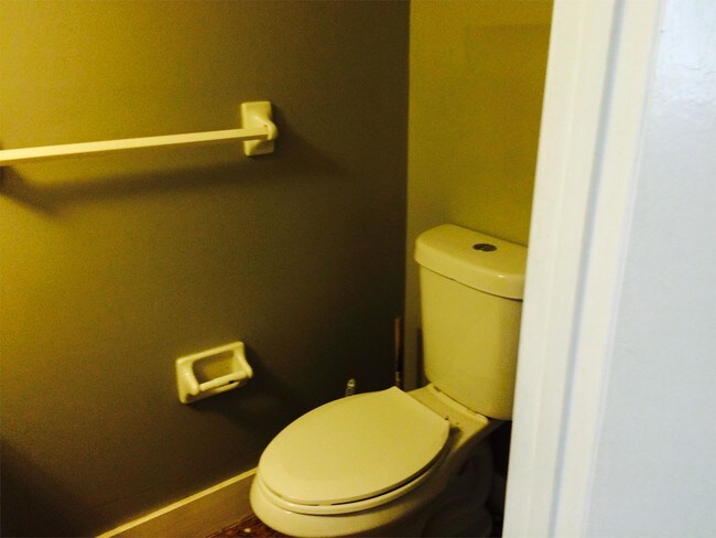 Building Photo - 205 Meadowbrook Ct