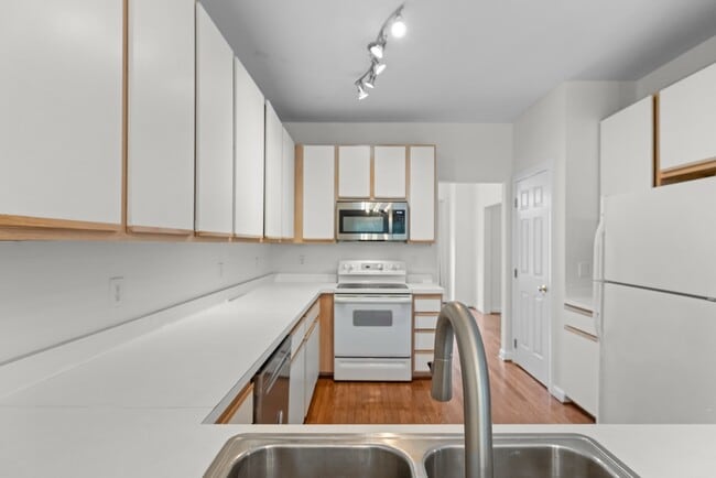Building Photo - 2723 Sterling Park Dr