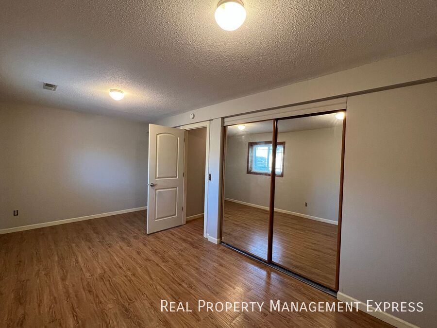 Building Photo - Charming 4 bed 2 Bath Home!