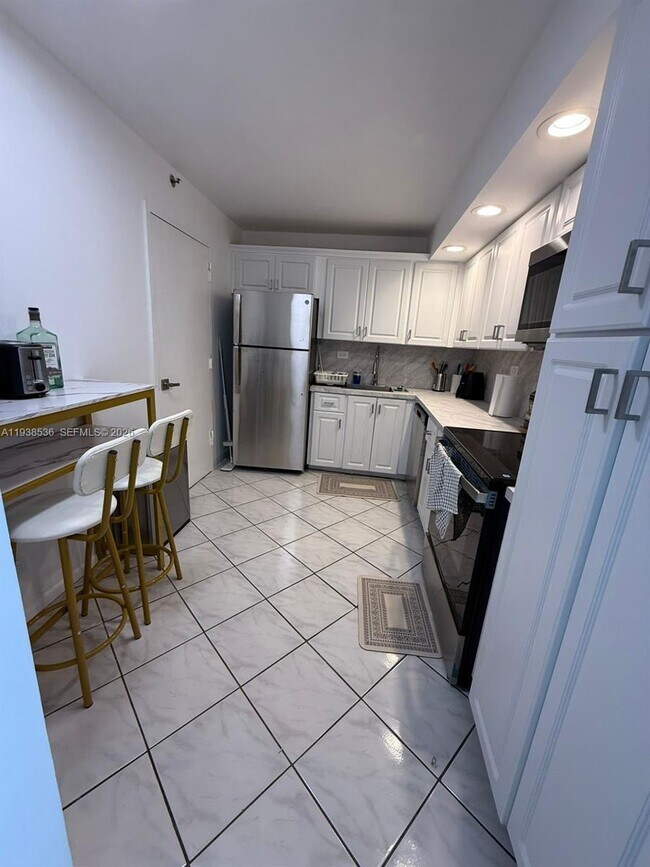 Building Photo - 6039 Collins Ave