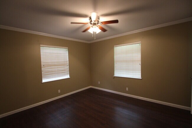 Building Photo - Tour Today! Charming 3 Bedroom, 2 Bathroom Home in Tyler!