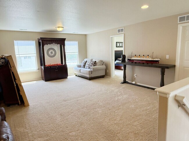 Building Photo - Amazing large 2-Story with open floor plan...